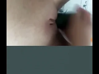 Chica se masturba con el peine mientras grita de placer&period; &iexcl;M&aacute;s v&iacute;deos commendatory y similares aqu&iacute;&excl; --> http&colon;&sol;&sol;zipansion&period;com&sol;2whL3