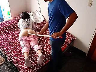 Le Meto un Gran palo por el culo a mi vecina mientras estamos solos en casa&comma; y le meto la polla por su vagina rosadita hasta venirme dentro&comma; por poco nos descubren