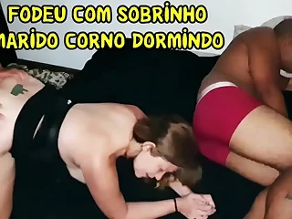 Sobrinho novinho acordou tarado e comeu a tia Melissa Alecxander com o tio Leo Ogro na cama