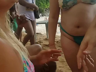 Atriz porno se exibindo e se oferecendo para banhistas itty-bitty Guaruj&aacute; Brasil