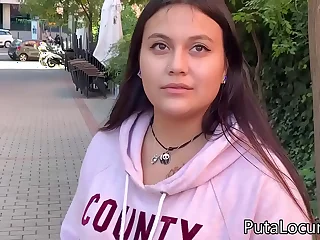 Una inocente jovencita se deja follar por dinero